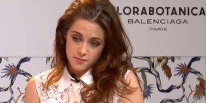 Kristen Stewart en live chat pour Balenciaga en 2012 / Capture d'écran YouTube / All Rights Reserved
