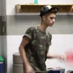 Justin Bieber fait du ping pong