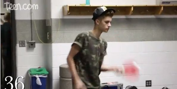 Justin Bieber fait du ping pong