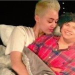 Miley Cyrus au lit avec Harry Styles / Twitter de Miley Cyrus / All Rights Reserved
