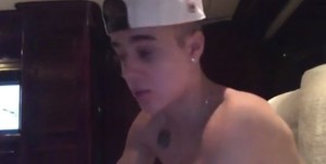 Justin Bieber torse nu en vidéo