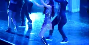 Selena Gomez chute sur scène