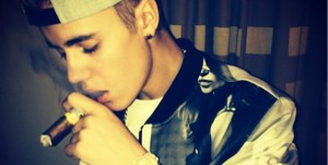 Justin Bieber fume un cigare