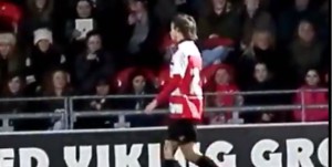 Louis Tomlinson des One Direction au football