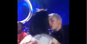 Miley Cyrus et Katy Perry s'embrassent