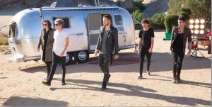 One Direction dans le clip de Steal my Girl