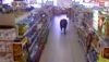 Un taureau fait ses courses dans un supermarché!