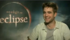 Twilight 3 Eclipse : regardez Robert Pattinson mort de rire en interview