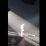 Chute de Justin Bieber sur scène